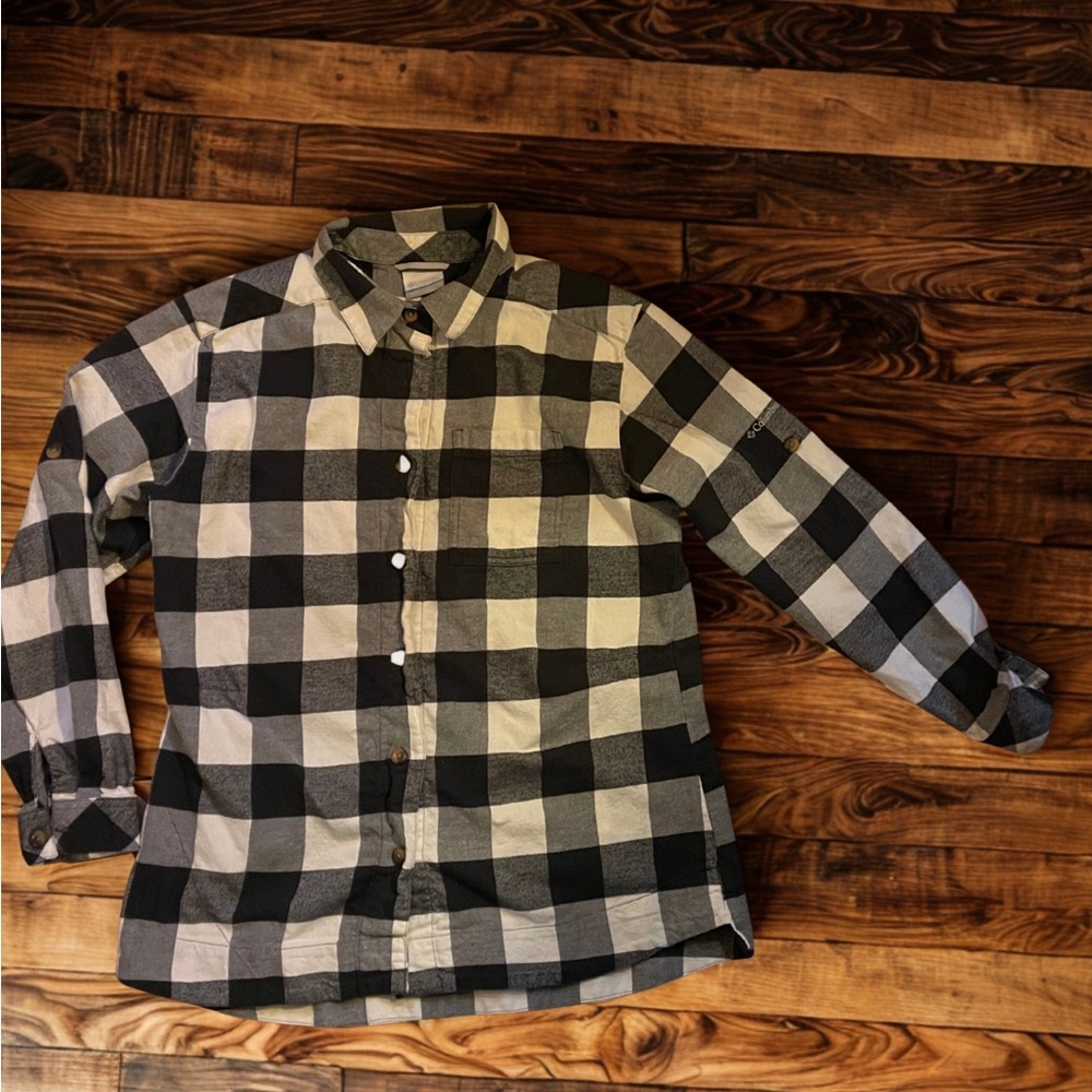 Columbia Woman’s Black and White Checkered Shirt size L